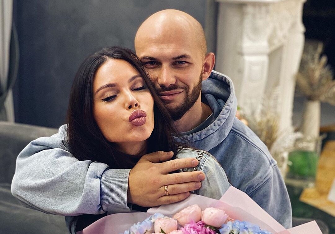 Джиган снял на видео обнажённую грудь супруги.