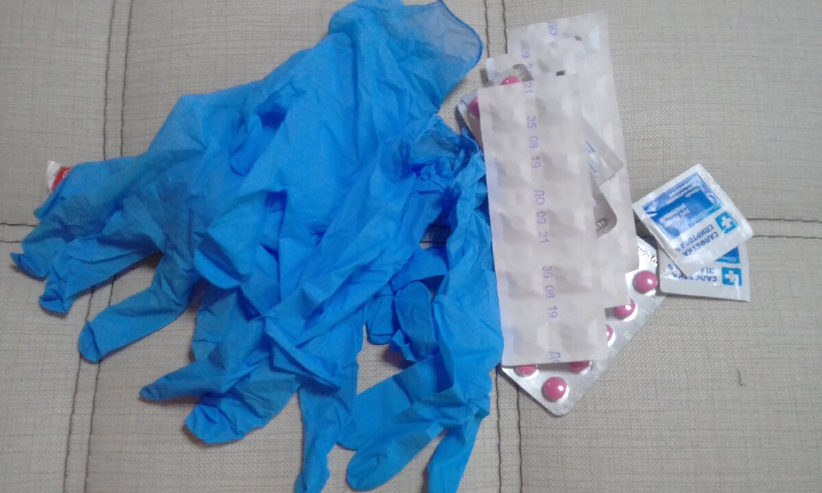 Медицинские перчатки и спиртовые салфетки.