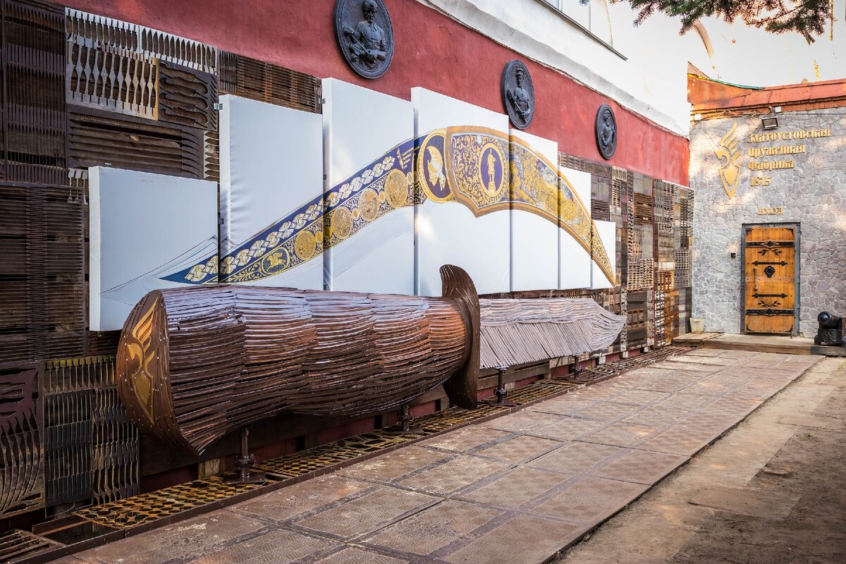 Нож (вариант второй) у входа в здание Златоустовской оружейной фабрики