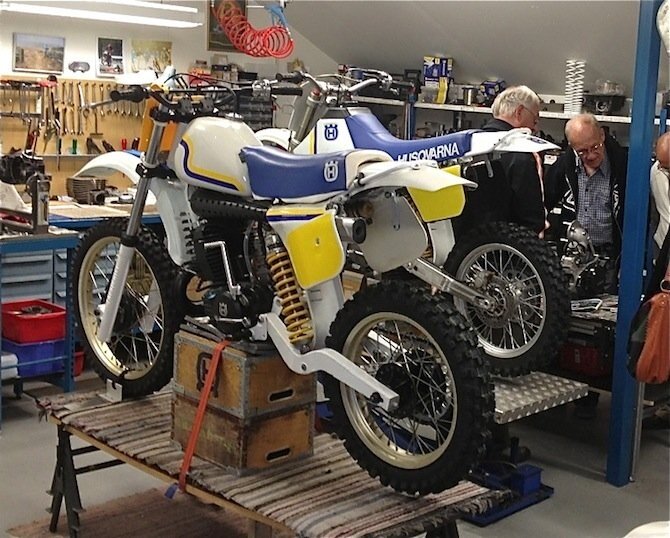 Ларс Ларссон на заднем плане шныряет в гоночной мастерской его старых приятелей и коллег по Husqvarna