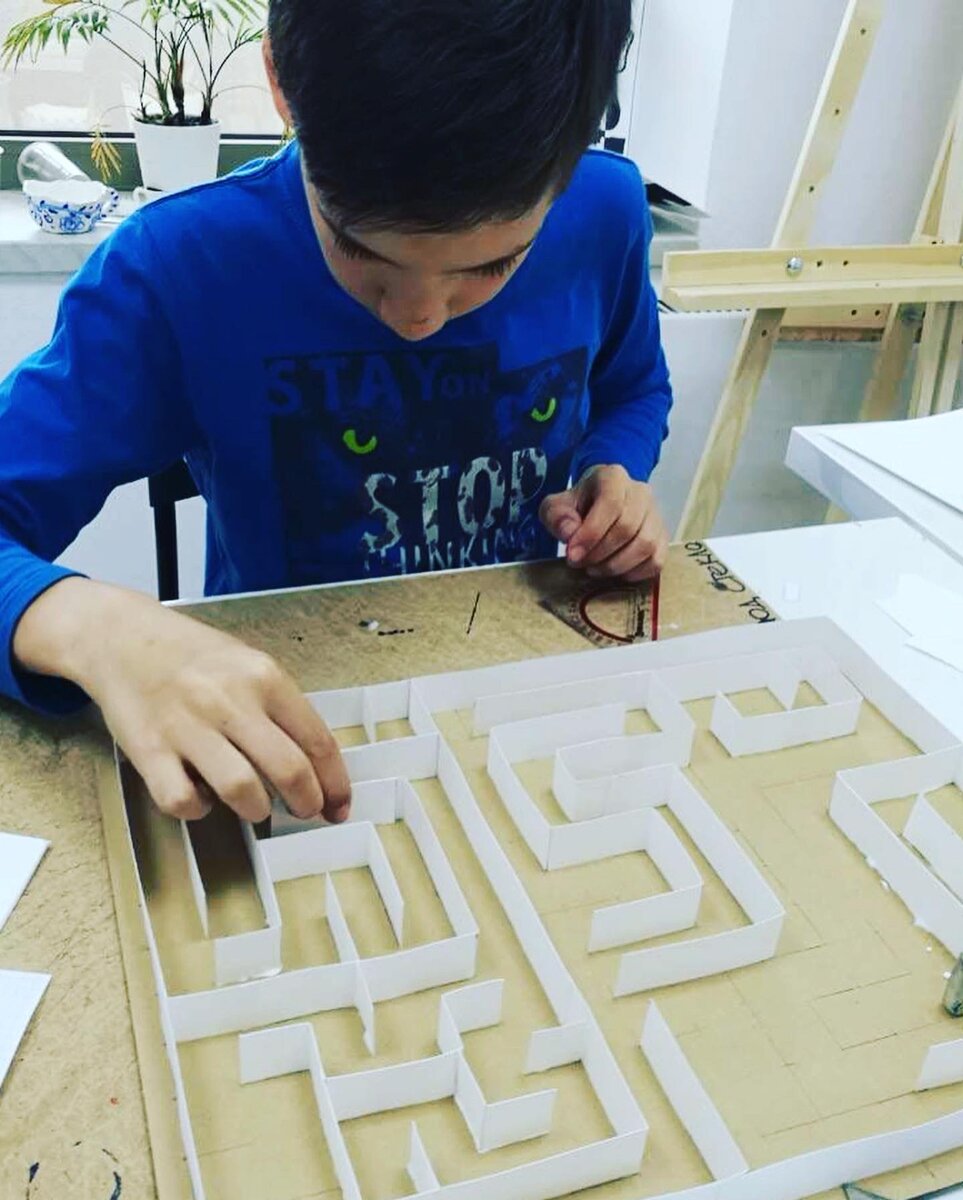 Делает макет