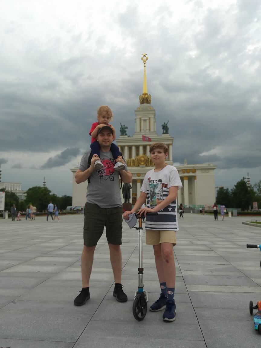 С сыновьями на ВДНХ. Источник фото - личный архив.