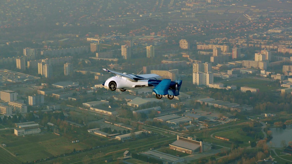 AeroMobil в полёте.