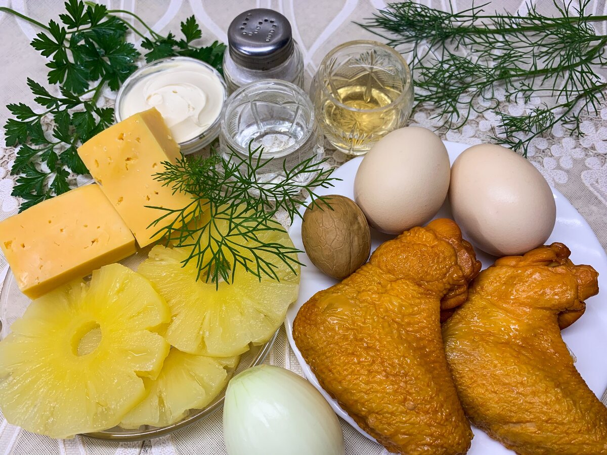 ингредиенты для салата с курицей и ананасами 