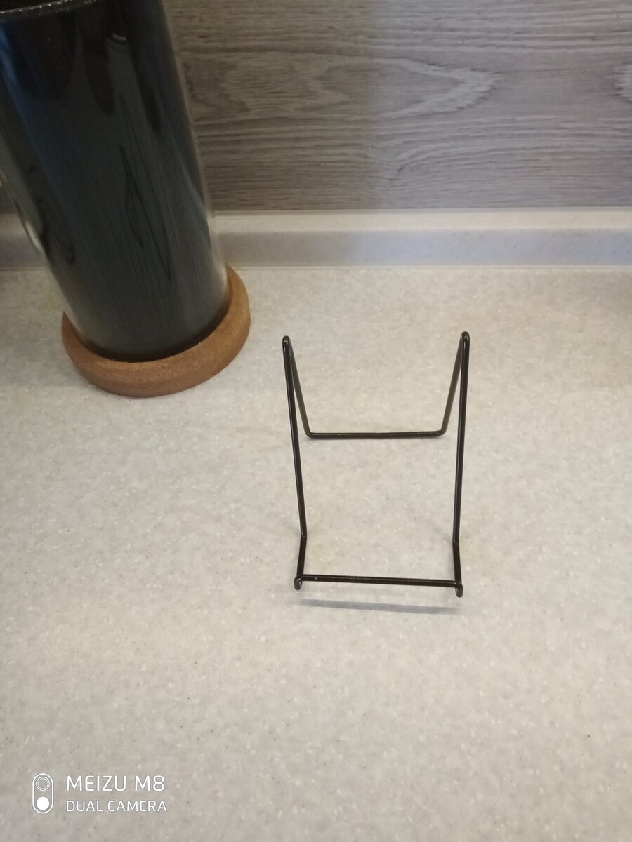 Рансби мольберт  металлический,бывает двух цветов,черный и белый,высота 11 см