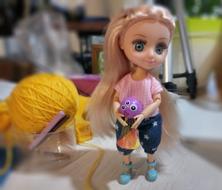 На столе - творческий беспорядок))