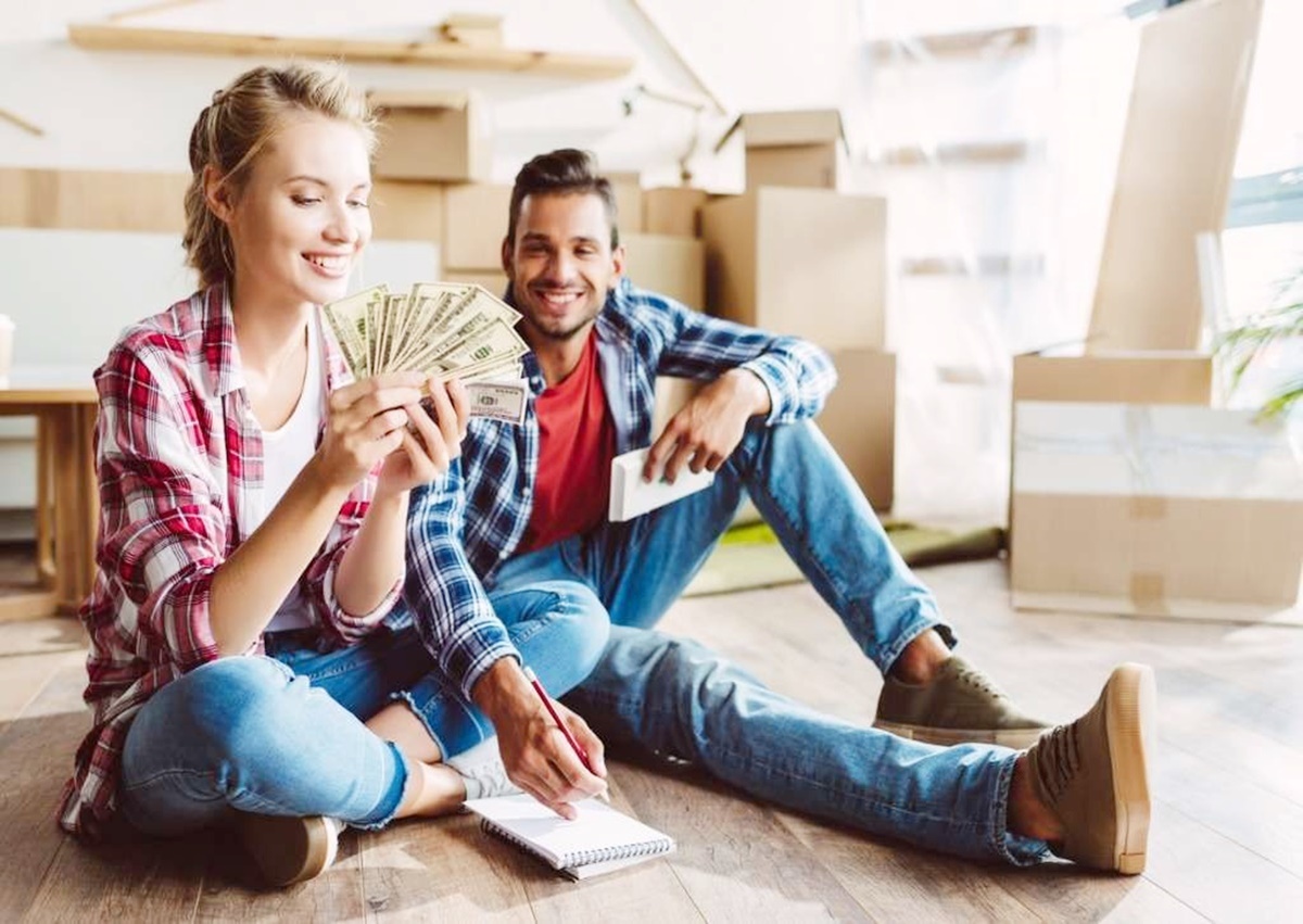 Картинка о том, как приятно мужчине приносить хорошие деньги в свою семью, а женщинам их считать.