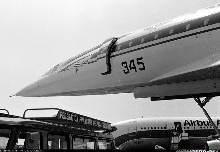 На фото самолёт Ту-144 а/к Аэрофлот с бортовым номером CCCP-77110 и строительным номером 06-1. Несколько месяцев перевозил пассажиров, а затем использовался, как летающая лаборатория для исследований. 