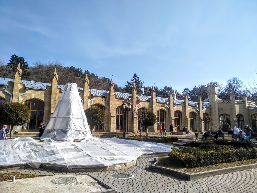 Нарзанная галерея и фонтан, закрытый на зиму