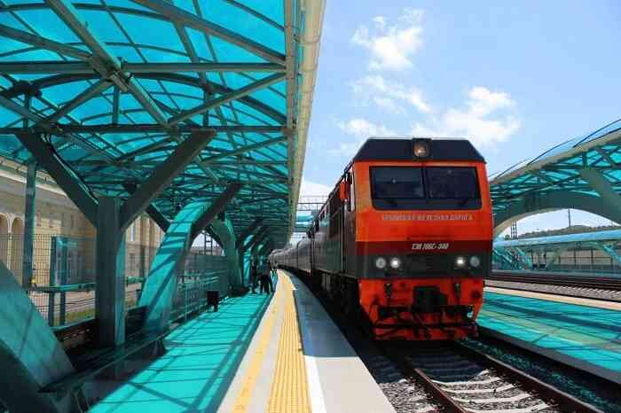 Прибытие первого поезда на ст. Керчь-Южная, источник фото https://kerchinfo.com/29894-dozhdalis-zh-d-vokzal-kerch-juzhnaja-prinjal-pervyh-passazhirov.html