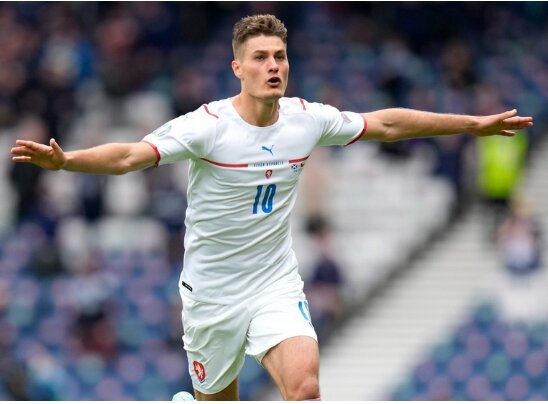 Патрик Шик празднует очередной забитый мяч на Евро 2020