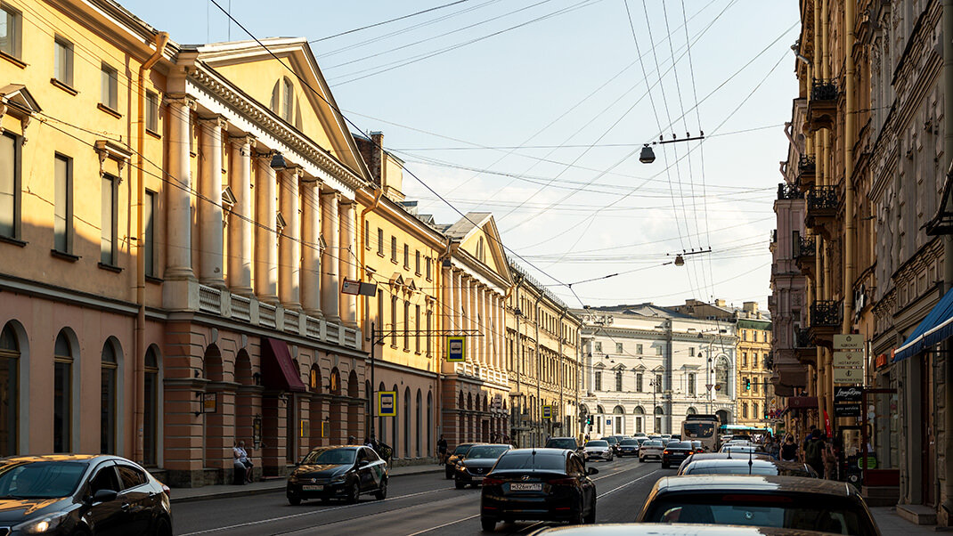 Прогулки по Петербургу. История названия Садовой улицы