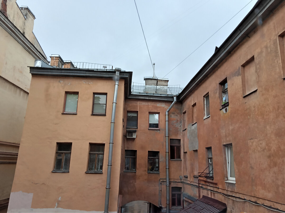 В таком дворе думается только об одном - о топоре. Фото автора