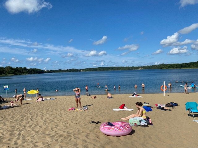 Людей на пляже на удивление не много