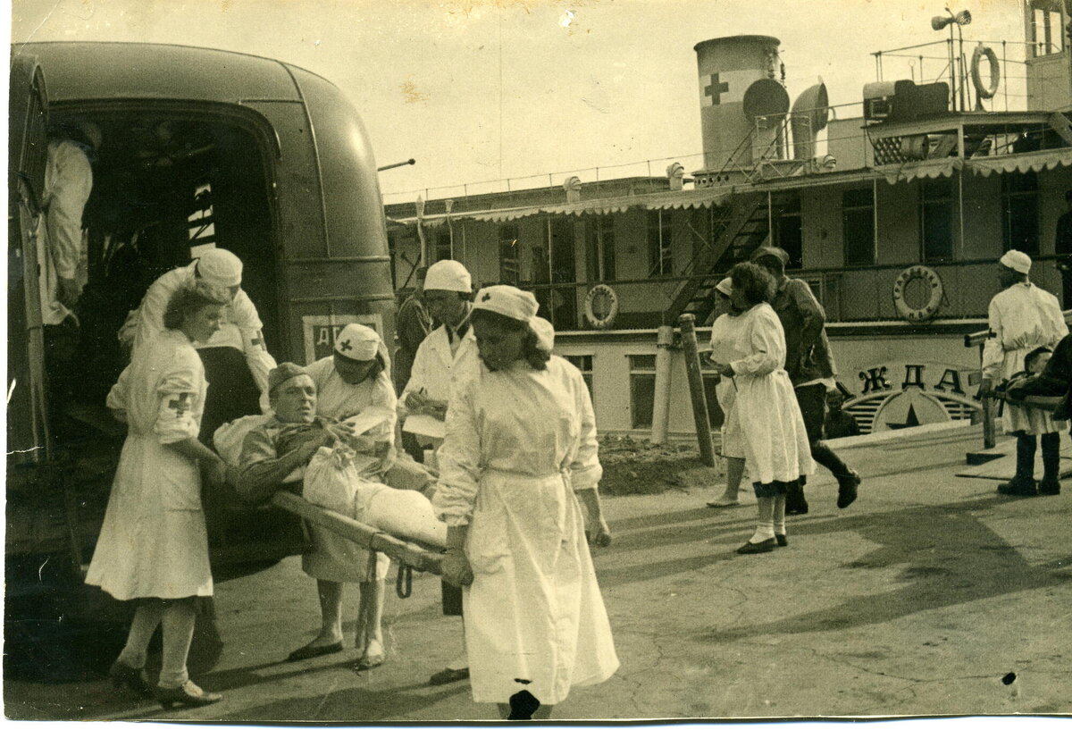 Поступление раненных в госпитали Саратова, 1942
Источник: ar.culture.ru