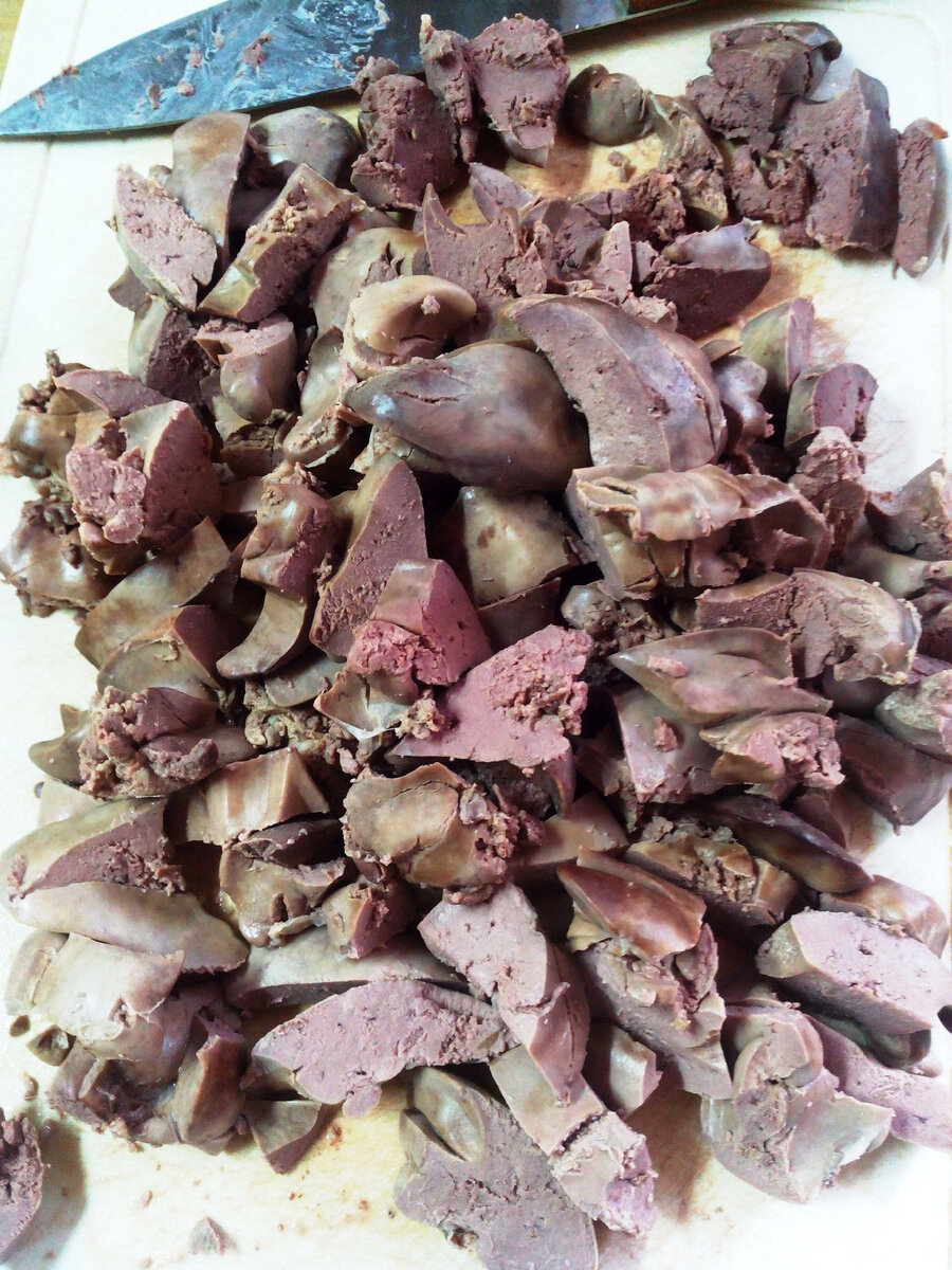 Печень отварена и порезана на кусочки