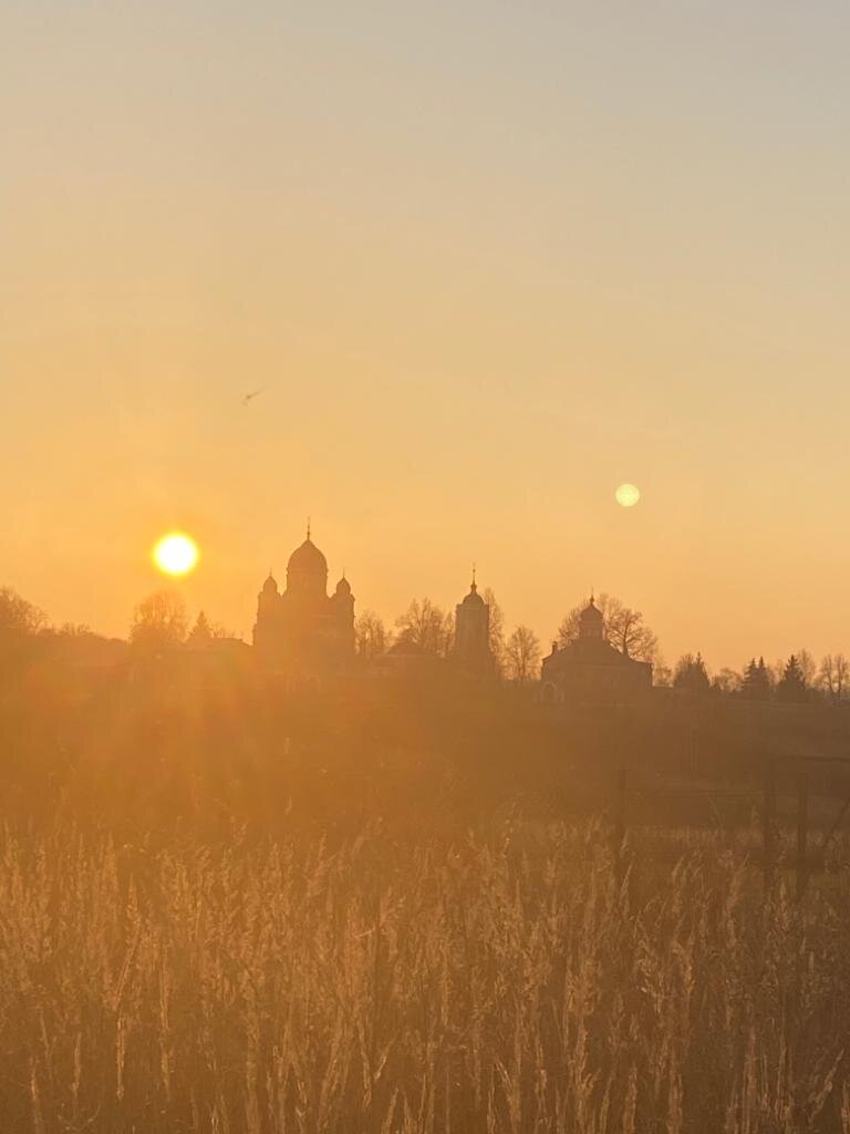Монастырь, который виден с нашего деревенского огорода