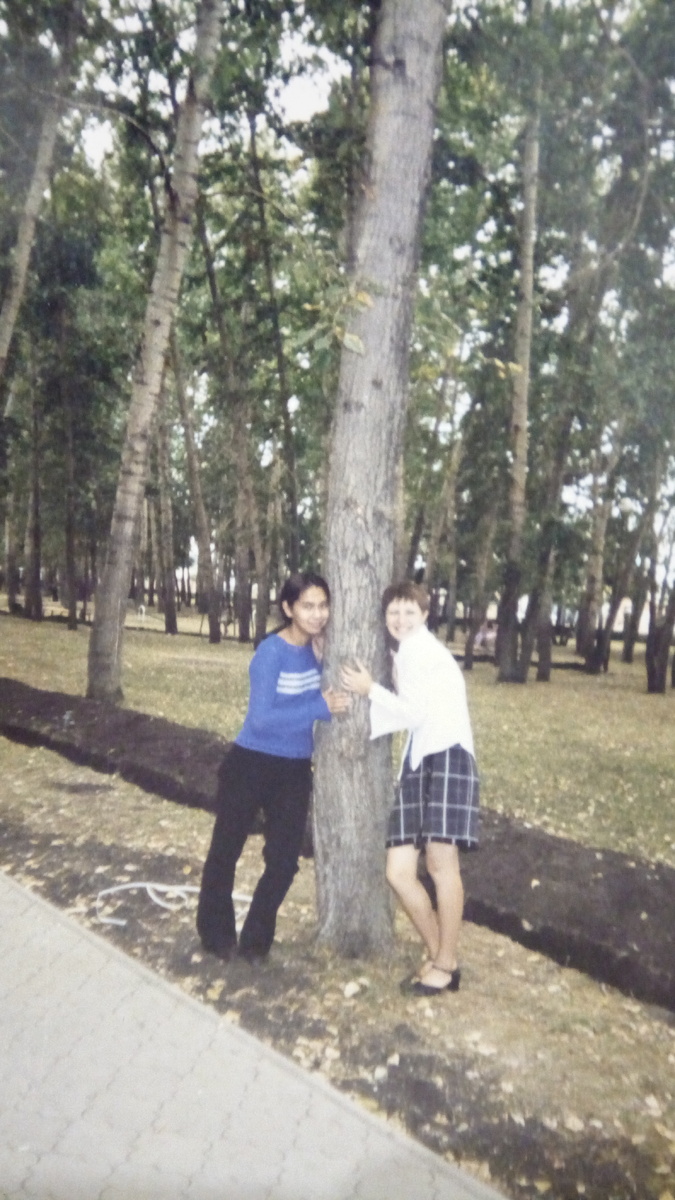 С подружкой Валей в парке. Закончили 8 класс.