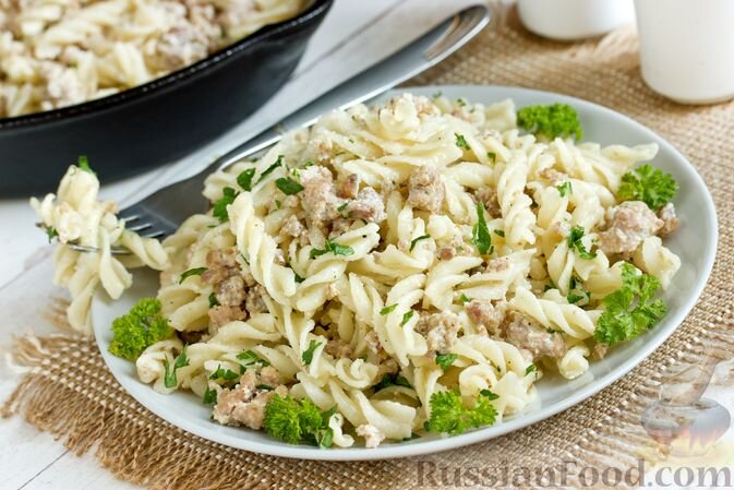 макароны, фарш куриный, сливки, чеснок, соль, перец чёрный молотый, мука, масло подсолнечное, зелень петрушки (для подачи)