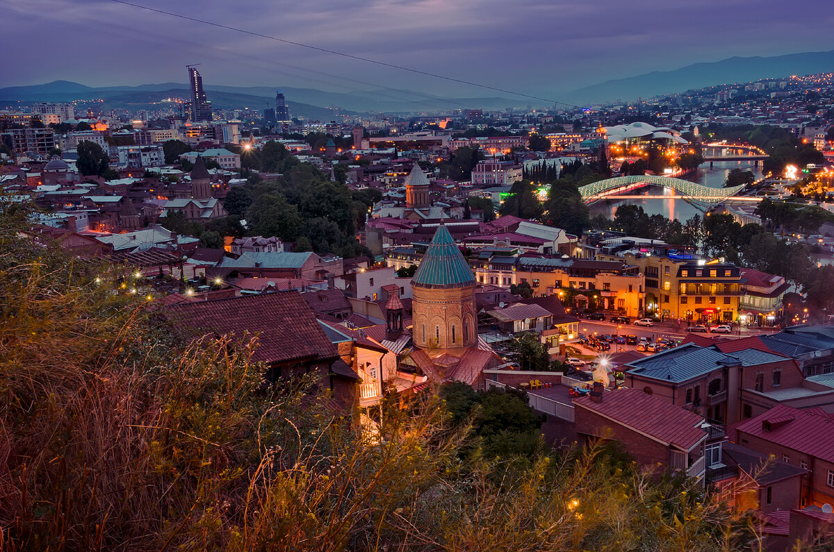 Tbilisi time. Шардени Тбилиси. Проспект Агмашенебели Тбилиси. Улочки Тбилиси. Тбилиси улица Университетская.