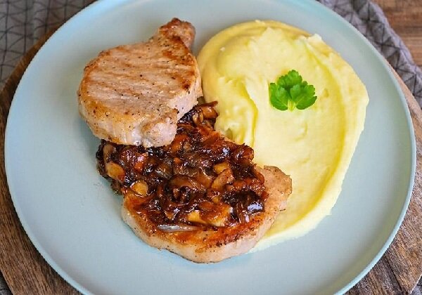 Стейки из свинины с сыром и помидорами в духовке