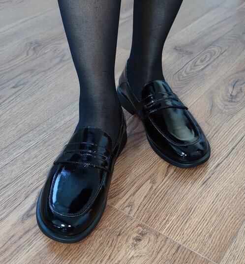 На этом фото обувь для учителя