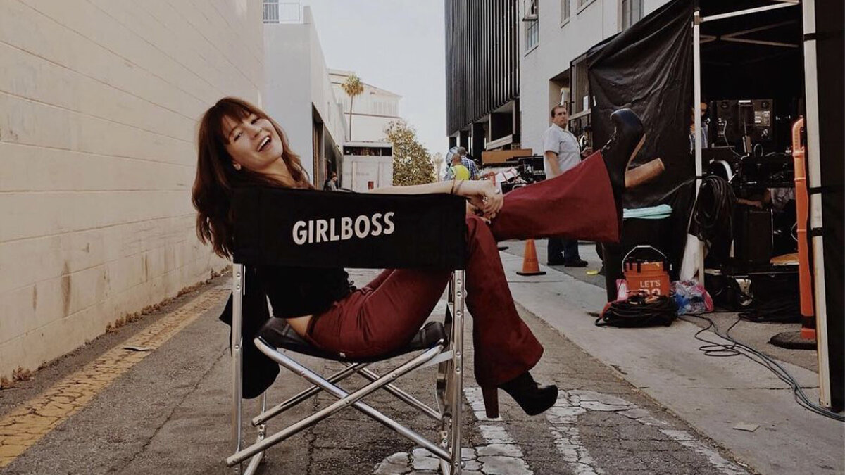 Американский комедийный телесериал «Girlboss» или «Начальница», основанный на истории создания бренда «Nasty Gal».