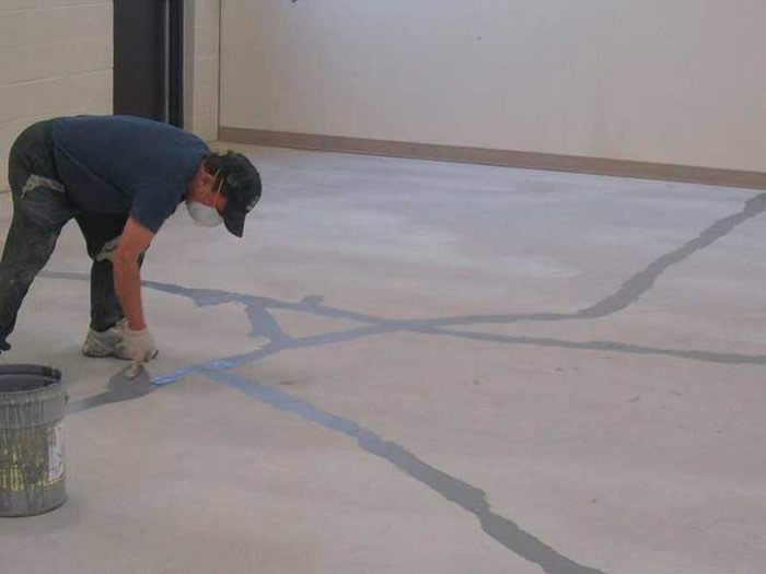 Не так давно, если не удавалось «достать» линолеум необходимой ширины, покупали какой был и наклеивали полотна на основу клеем ПВА или Бустилатом. Сегодня же, когда можно подобрать напольное покрытие и по дизайну, и по износостойкости, и по ширине, слишком велик соблазн купить рулон линолеума оптимальной ширины и длины, за пару часов уложить его и любоваться обновленным полом. В то же время производители настойчиво рекомендуют настилать линолеум на клей, причем, в зависимости от вида и основы покрытия подбирать тот или иной клеящий состав.