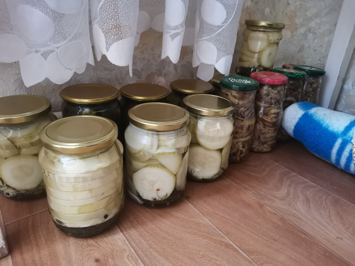 Скопилось за пару дней - огурцы маринованные, кабачки маринованные, кабачки как шашлычки, варенье малиновое. 