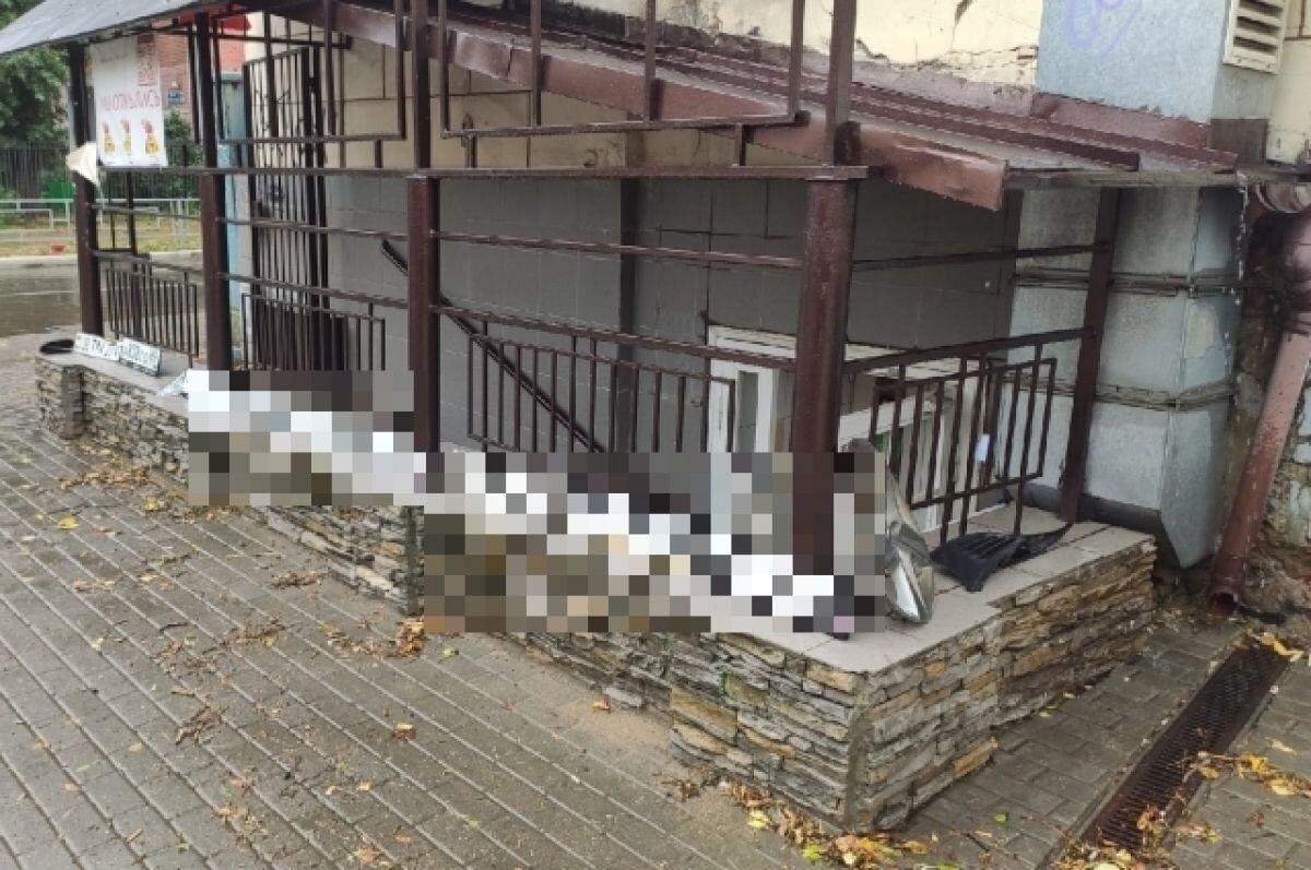    В Твери на проспекте Победы создали «выставку» из потерянных номеров авто