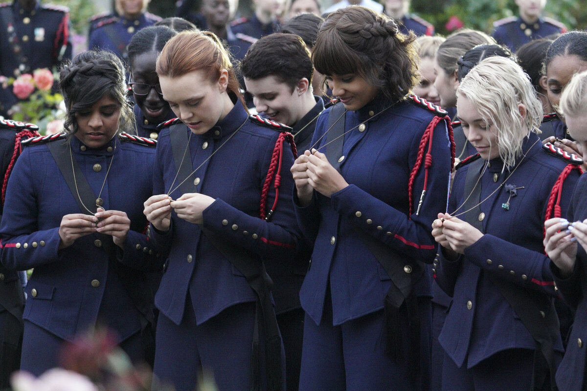 Детали в костюмах продуманы до мелочей!