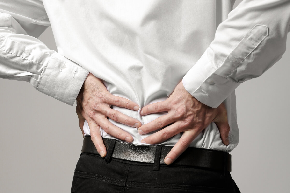 Всех нас иногда мучают боли в спине, но вот случаи, когда игнорировать это может быть опасно.