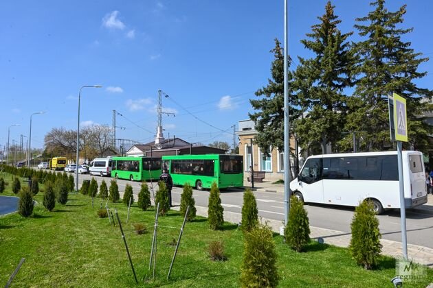    Автобусы для отправки беженцев в ПВР Александр Погожев © ИА REGNUM