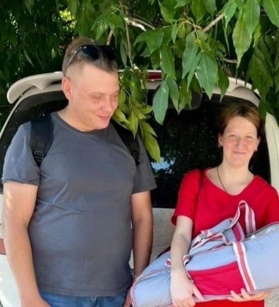     После того, как Артему сделали первую операцию, неравнодушные крымчане помогли Ирине добраться домой. На фото с волонтером Юрием Обозенко она выглядела счастливой. Фото: Юрий Обозенко\"ВКонтакте"