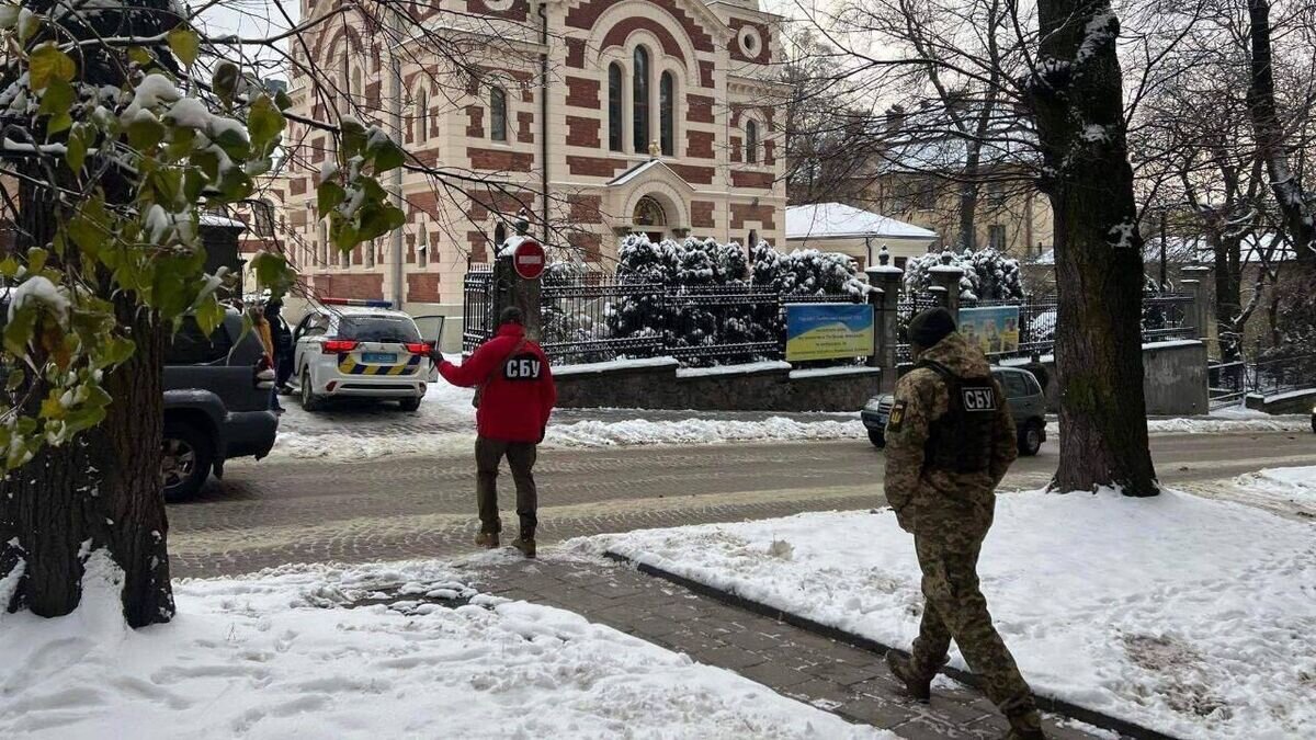    Сотрудники СБУ у Свято-Георгиевского кафедрального собора УПЦ МП во Львове© Фото : СБУ