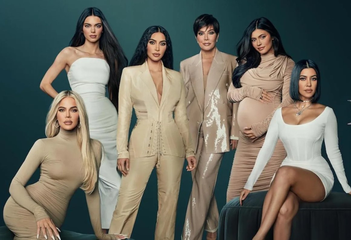 Сестра шоу. Кардашьян Дженнер. The Kardashians 2022 Hulu. Семейство Кардашьян Дженнер. Кардашьян сериал 2022.