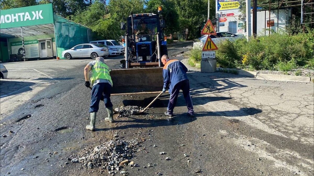     После прошедшего накануне, 25 августа ливня, Владивосток постепенно освобождается от воды. Дорожные службы города еще ночью приступили к восстановительным работам.