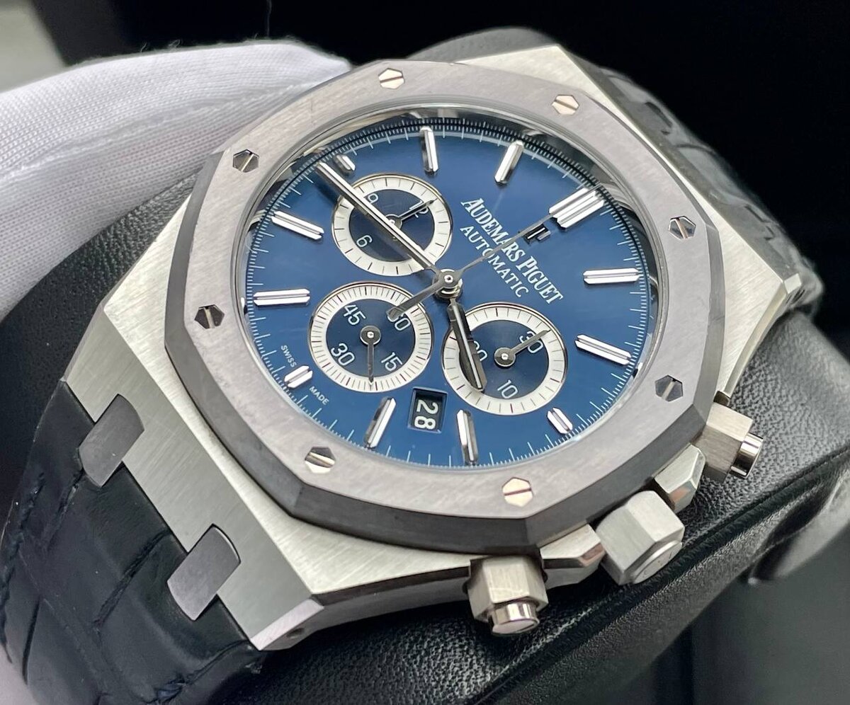 Audemars Piguet Royal Oak Chronograph Leo Messi Platinum Limited Edition Ультра-редкая коллекционная модель, выпущенная в 2012 году в честь Лионеля Месси. Лимитированная серия, всего 100 единиц в мире. Идеальная инвестиция! Корпус: платина 950* Застёжка: платина 950* Диаметр: 41мм Механика автомат, Calibre AP2385 Циферблат: синий