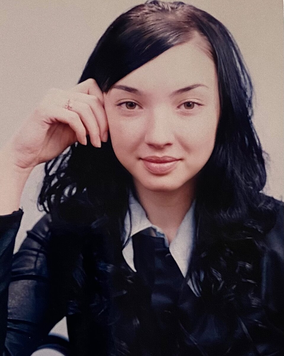 С 1 сентября! Это я в 11 классе. 
Помню как только что победила в пятиборье и получила звание Мастера спорта России по Ушу. Уже начала тренировать детей и зарабатывала свои первые деньги и даже купила себе первый телефон и полностью сменила гардероб: с дешевого на рынке на магазины)) А ещё помню как жутко не любила фоткаться, потому что получалась плохо, комплексовала из-за внешности. А еще ржали целыми днями с подругой без повода)) Встречались с парнями, расставались, но не плакали) считали что это они должны страдать)) Чувствовала что меня не понимают родители и я всё знаю))