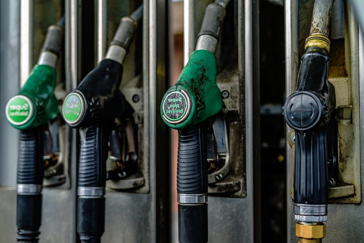 В 2019 году российские цены на бензин резко повысились. В Европе бензин на АЗС стоил примерно втрое дороже, чем в России. Это привело к увеличению экспорта бензина и дизеля за границу, вызвав дефицит и рост цен на российских АЗС.