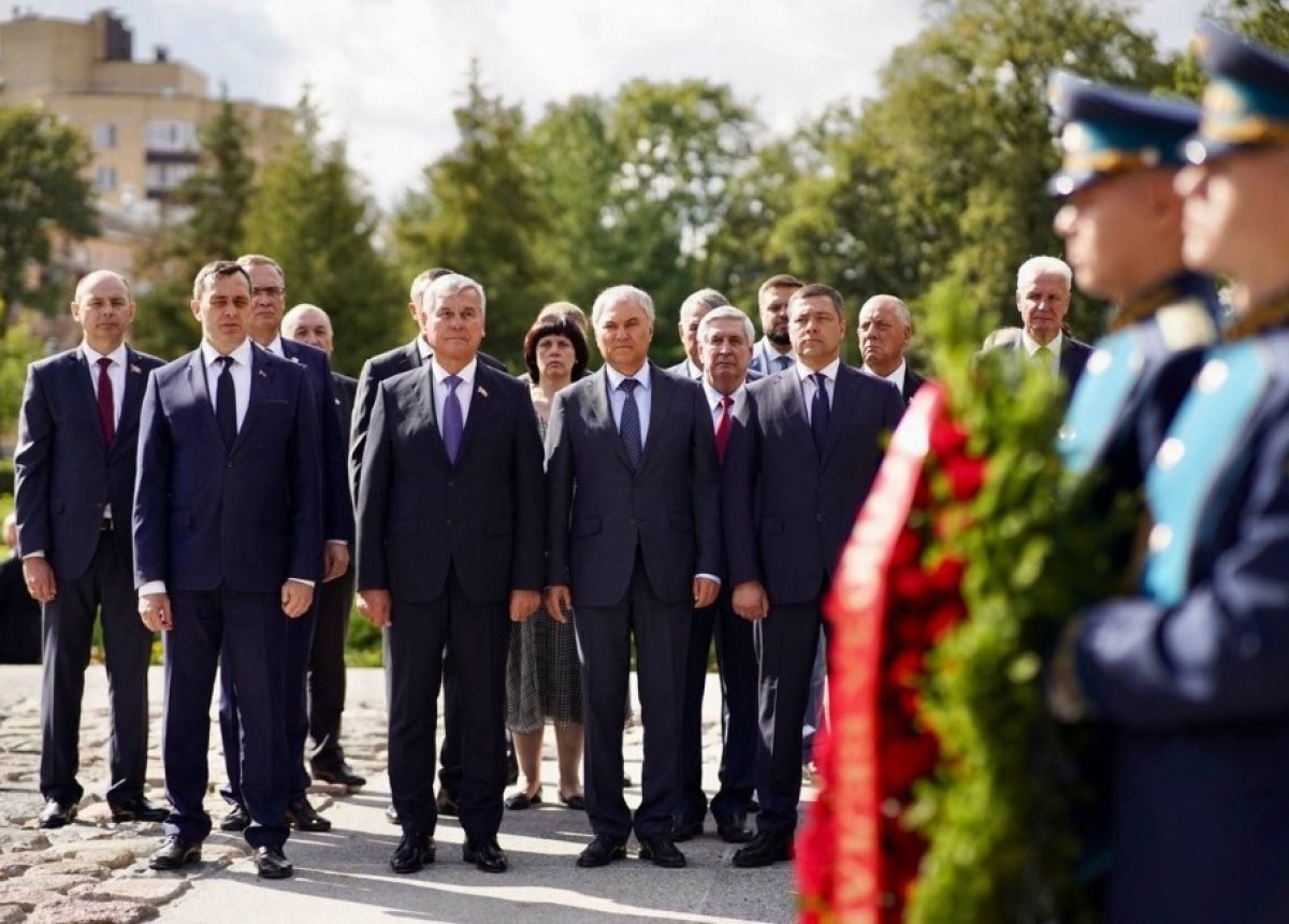    Вячеслав Володин возложил цветы к Могиле неизвестного солдата в Пскове