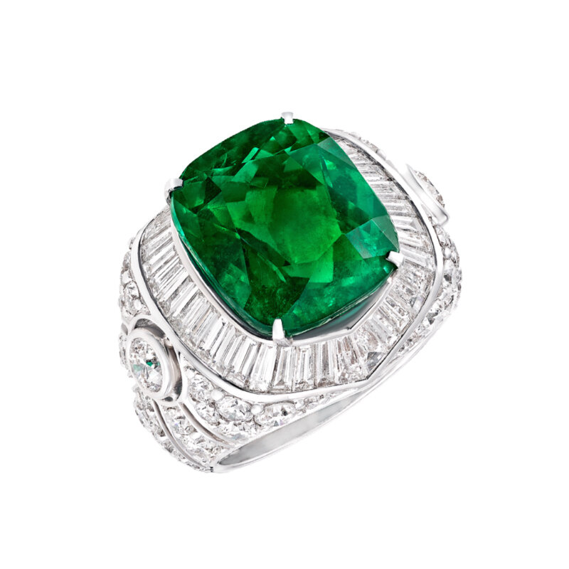 Кольцо Graff Classic из белого золота с бриллиантами и изумрудом