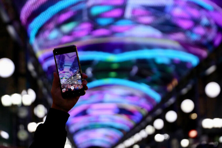    Акция «Сима-ленда» в центре Екатеринбурга, посвященная дню рождения Юры Шатунова URA.RU