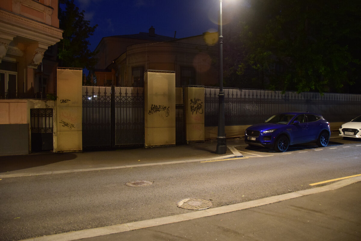 Ворота и калитка "дома Маргариты" в Малом Власьевском переулке. Фото автора канала "Приключения Тома Сойера".