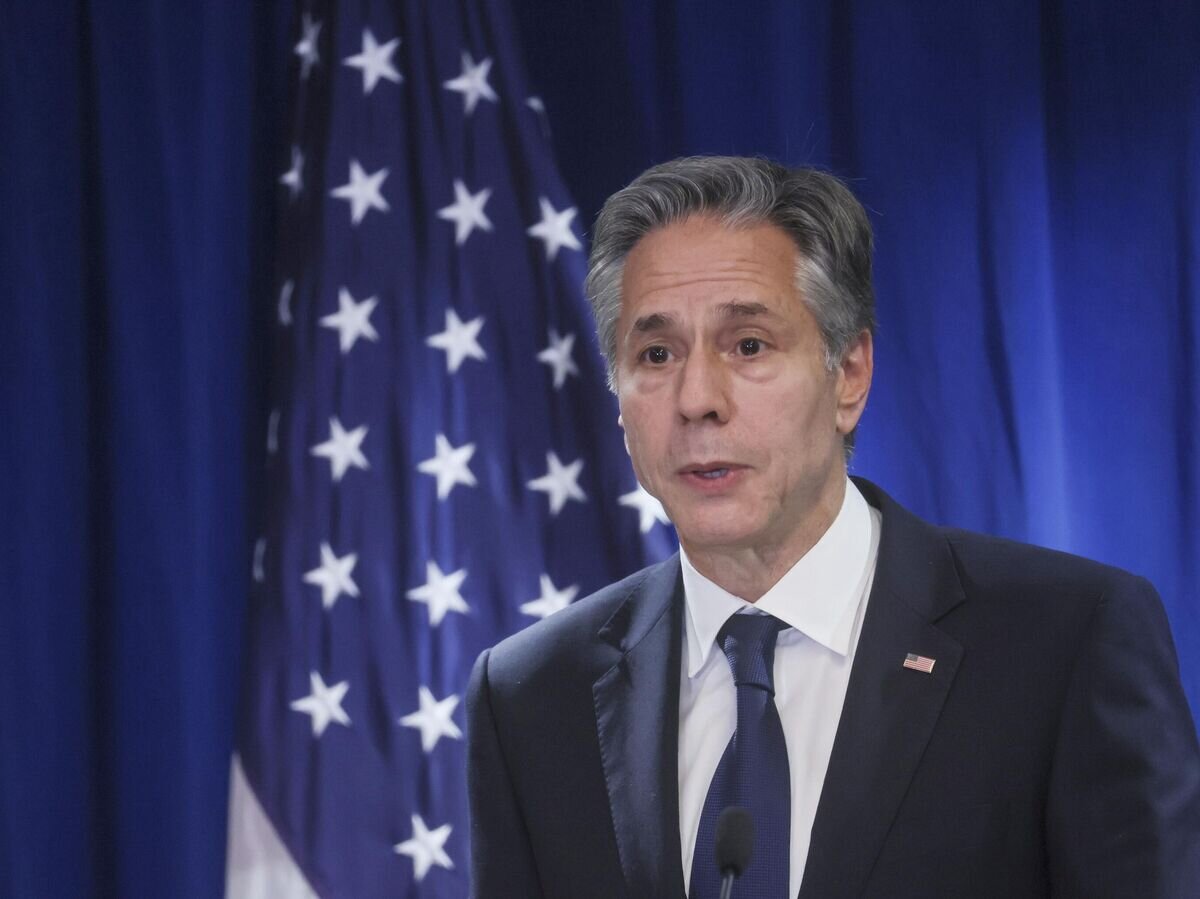    Госсекретарь США Энтони Блинкен во время пресс-конференции в американском центре при посольстве США в Пекине© AP Photo / Leah Millis