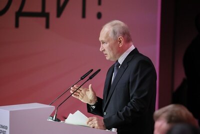    Президент РФ Владимир Путин выступает на пленарном заседании форума "Сильные идеи для нового времени 2023" в Москве. ©Сергей Савостьянов РИА Новости