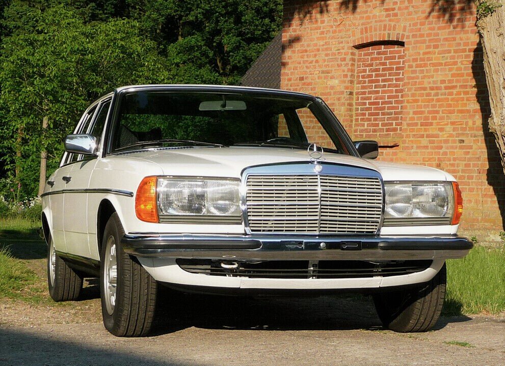 Белый Мерседес W123 начальника завода по производству фар для Жигулей. Произведён в 1977 году. 