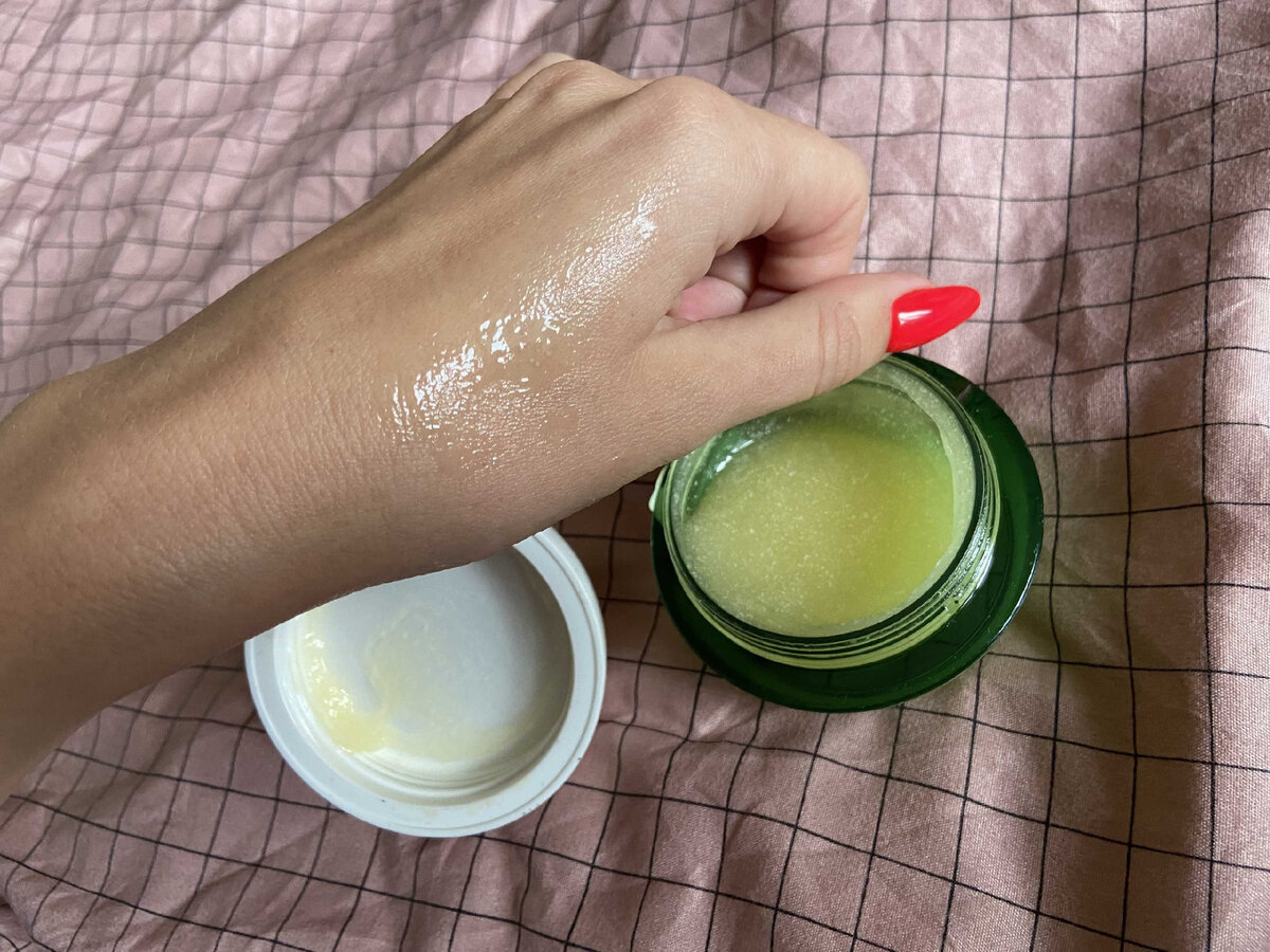 Шарики тают на коже, давая коже хорошее увлажнение.