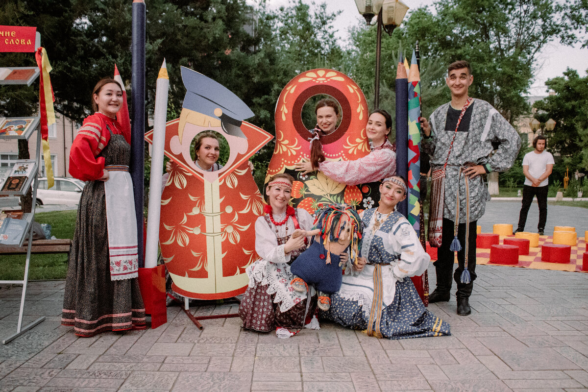 В День молодежи ( 27 июня)  с 18.00 — 22.00  на улице Никольской пройдет грандиозное игровое  мероприятие.   У вас есть уникальный шанс стать участником самой крутой, увлекательной и познавательной программы. Вас ждет игра-бродилка «Разминка для мозга», территория креативного релакса, мастер-класс по боди-арту «Энергия искусства». Фитнес-зона «Спортивное настроение»  зарядит  мощной энергетикой и подарит яркие незабываемые эмоции.  Репостьте, лайкайте, скидывайте друзьям, не скупитесь!У нас уже все готово и мы  ждём не дождёмся всей этой праздничной   вакханалии. 
