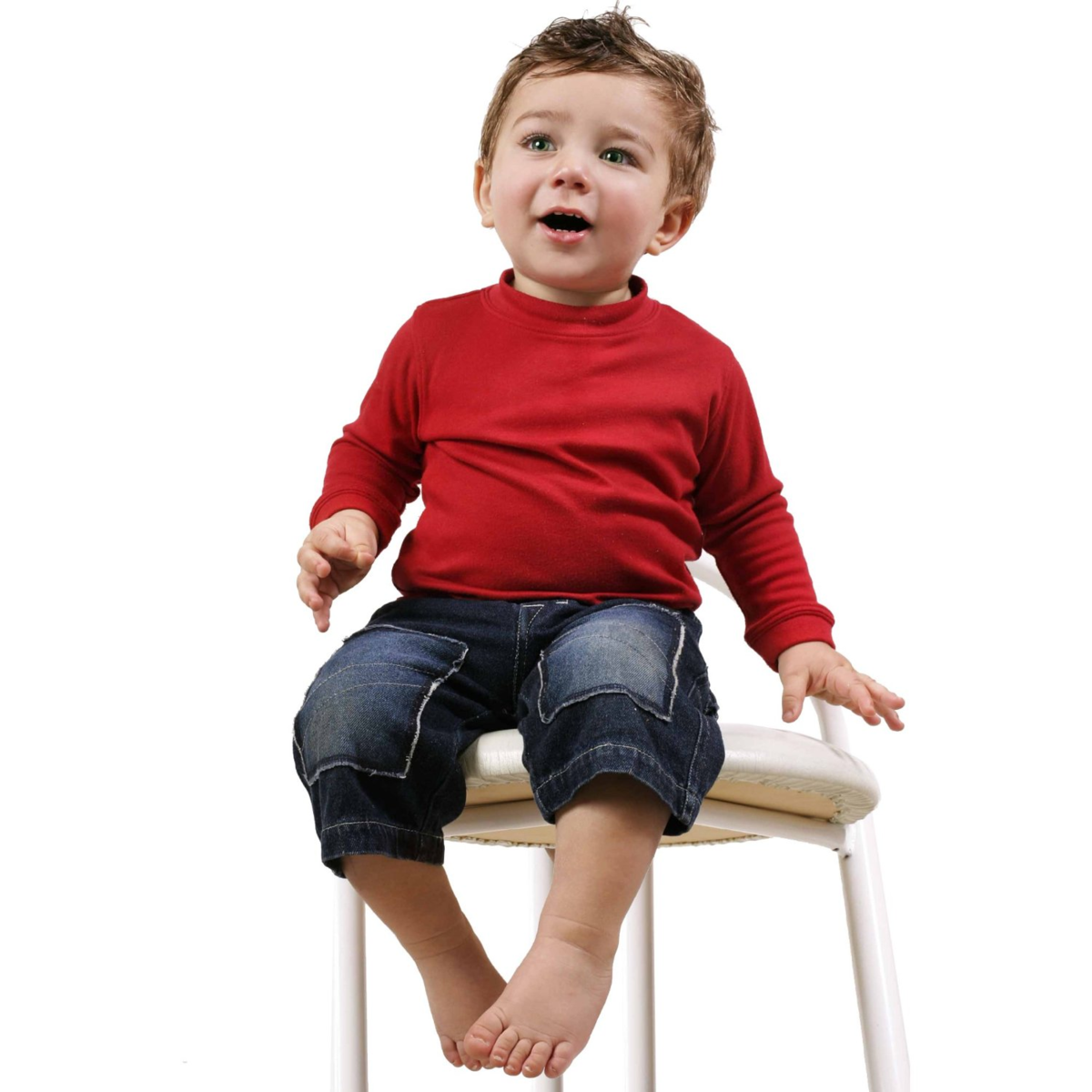 Не сидит сам в год. Ребенок сидит. Мальчик сидит на табуретке. Ребенок сидит на стуле.